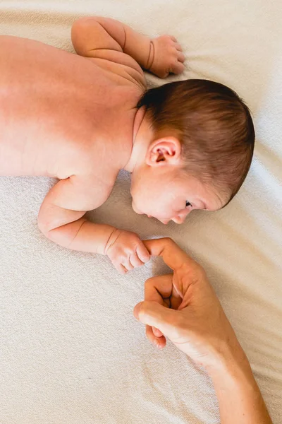 Newborn Baby Securely Grasping His Mother Hands Close Fingers — Stock Photo, Image