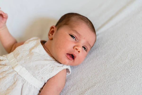 新生婴儿的脸肖像 平静和放松 — 图库照片