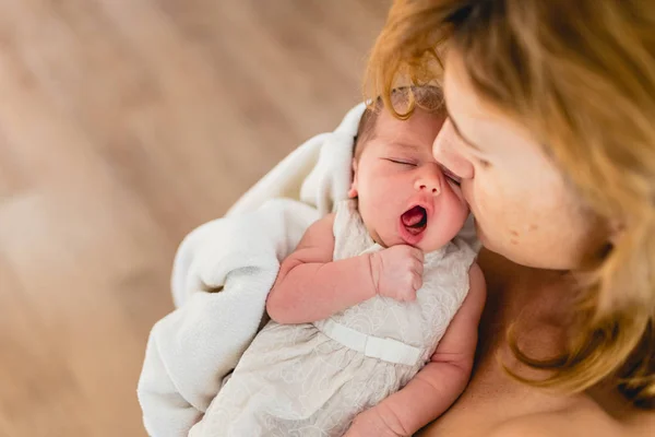 Nyfödda Baby Gäspningar — Stockfoto