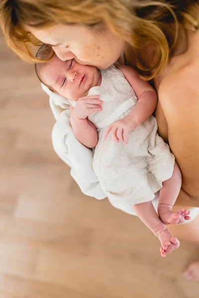 Newborn Girl Loving Arms Her Mother — Stock Photo, Image