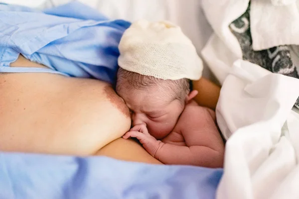 Newborn Baby His Mother Chest Hospital — Stock Photo, Image