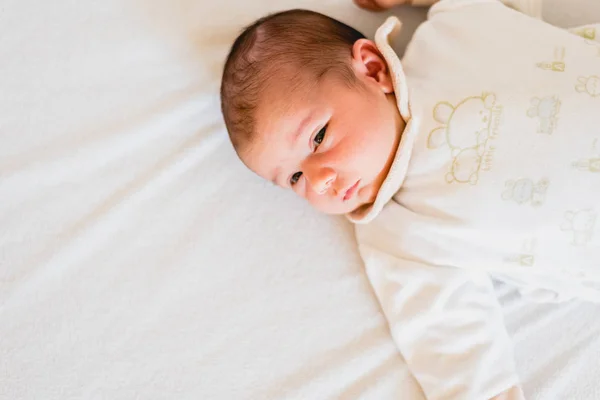 Portrait Pretty Newborn Girl Lying Her Bed Looking Camera — Stock Photo, Image