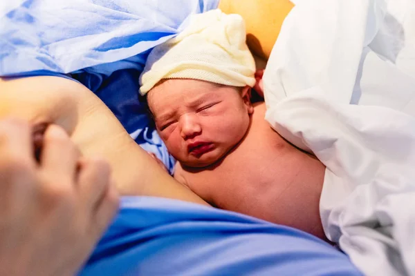 Newborn Baby His Mother Chest Hospital — Stock Photo, Image
