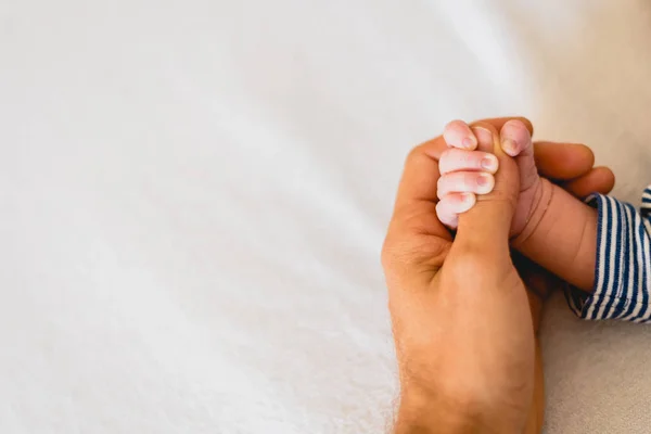 Newborn Baby Securely Grasping His Mother Hands Close Fingers — Stock Photo, Image