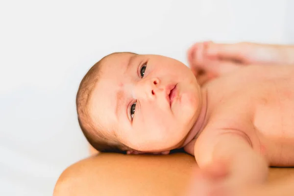 新生儿赤身裸体躺在母亲的腿上 — 图库照片