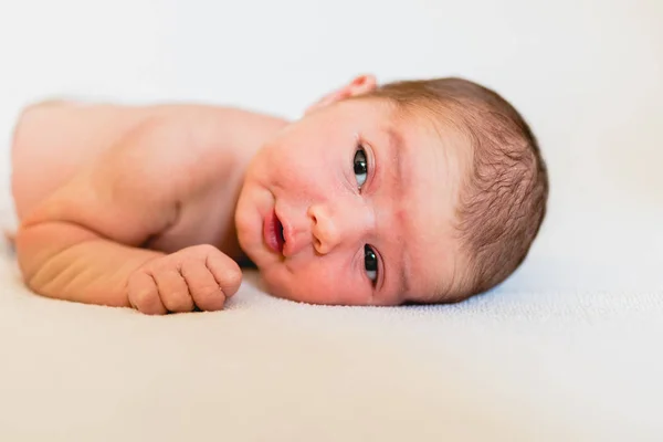 温柔可爱的1周大的婴儿的肖像 — 图库照片