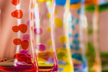 Su ve yağ renkleri damlaları ile oyuncak.