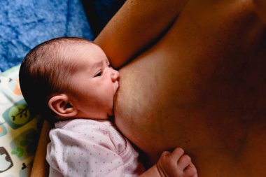 Yeni doğan bebek emzirme, annesinin onu emzirme üzerinden