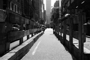 New York, ABD - 5 Ekim 2018: Ahşap çitler bakım çalışmaları sırasında Ny sokaklarında.
