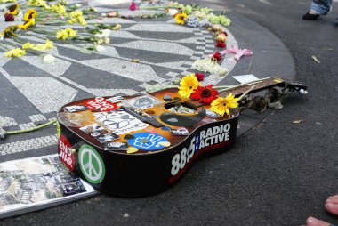 New York, ABD - 5 Ekim 2018: Strawberry Fields memorial Lennon onuruna hippi motiflerle süslenmiş gitar.