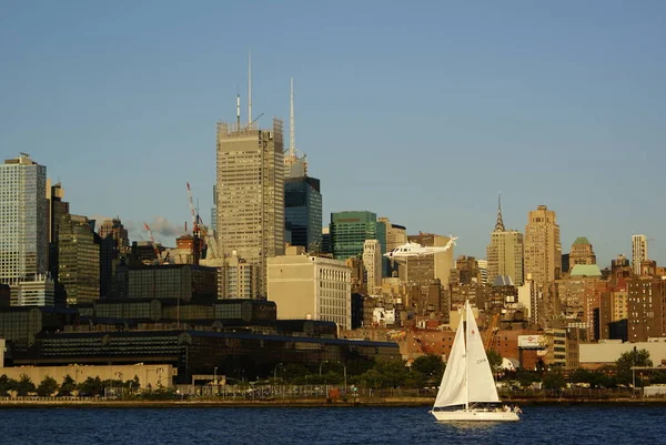 Nova York Eua Outubro 2018 Barco Navegando Rio Huston Perto — Fotografia de Stock