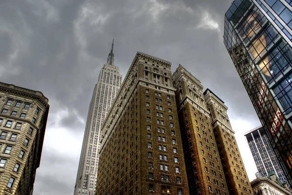New York, ABD - 5 Ekim 2018: Şehrin ilk tuğla binalar ve daha sonra gökdelenler kontrast.