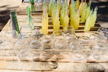 Grup payet doğal limonata ve taze ev yapımı ile cam şişe.