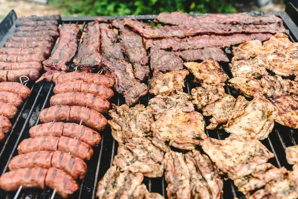 上から見た バーベキューで焼いたソーセージ ポークとチキン — ストック写真