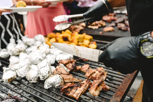 Cocinar Preparando Carne Parrilla Durante Una Barbacoa — Foto de Stock