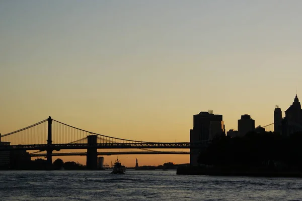 Sylwetka Statua Wolności Brooklyn Bridge Zachodzie Słońca — Zdjęcie stockowe