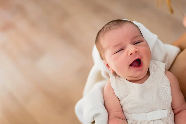 Новорожденная Зевает Объятьях Матери — стоковое фото
