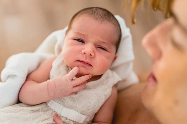 Newborn Baby Thinking Relaxed — Stock Photo, Image