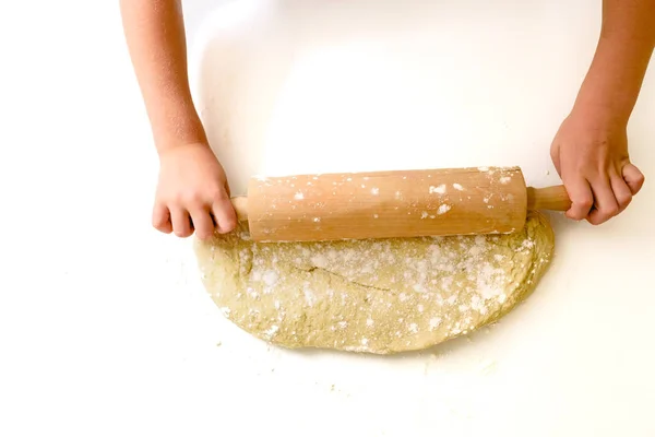 Niño Amasando Masa Una Pizza Vista Desde Arriba — Foto de Stock