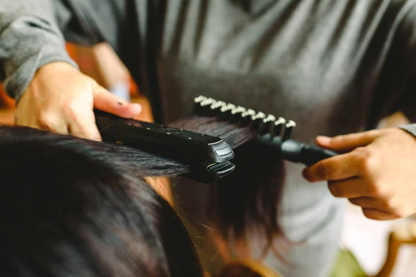 Hairdresser Smoothing Dark Hair Client — Stock Photo, Image