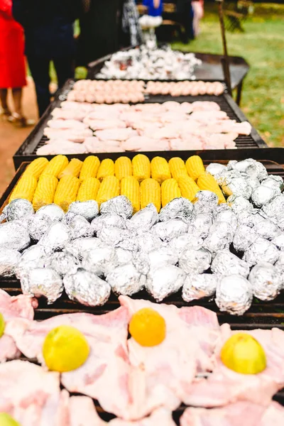 Mazorcas Maíz Patatas Envueltas Papel Aluminio Una Barbacoa — Foto de Stock