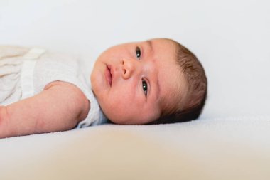 Yeni doğmuş bir bebek, sakin ve rahat yüzü portresi.