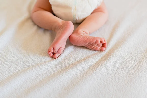 Kleine Füße Eines Neugeborenen Babys — Stockfoto