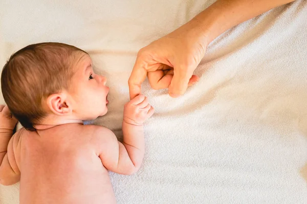 Newborn Baby Securely Grasping His Mother Hands Close Fingers — Stock Photo, Image