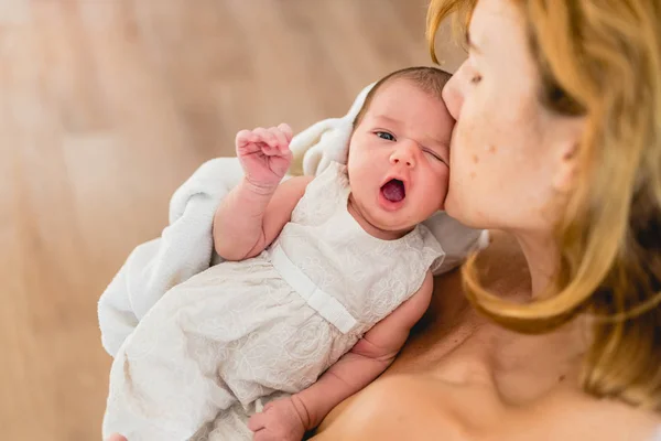 Newborn Yawning Her Mother Arms — Stock Photo, Image