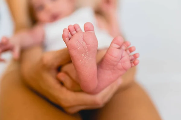 Yeni Doğan Feet Kare Görünümü Anne Tarafından Düzenlenen — Stok fotoğraf