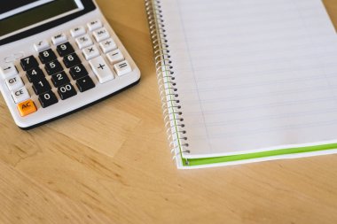 Hesap makinesi ve yastık iş harcamaları hesaplamak için