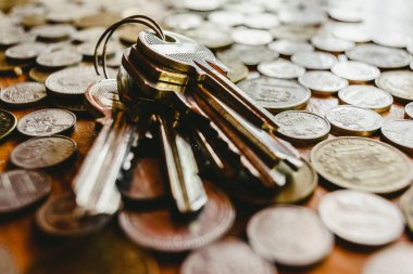 Evin anahtarları terkedilmiş İspanyol sikke yığını üzerinde