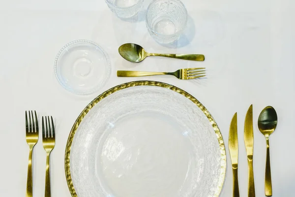 豪华黄金餐具是商务用餐或圣诞节特殊场合的理想选择 — 图库照片