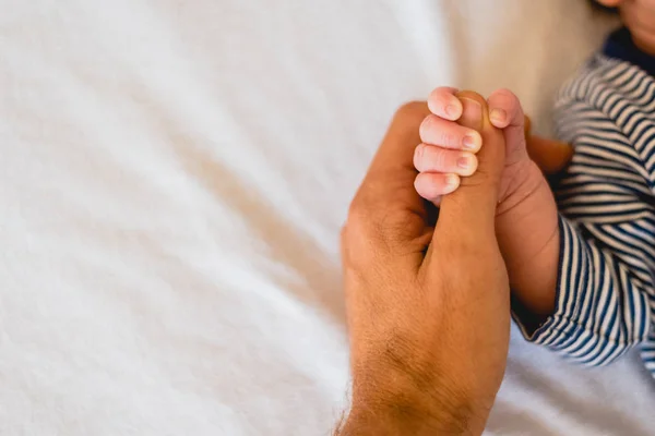 Newborn Baby Securely Grasping His Mother Hands Close Fingers — Stock Photo, Image