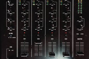 Denetim Masası ile bir ses karıştırıcı Dj için kaydırıcıları