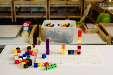Montessori malzeme, Ayrıca, öğrenmek oyun bir Montessori sınıf içinde renkli plastik blok yaptı.