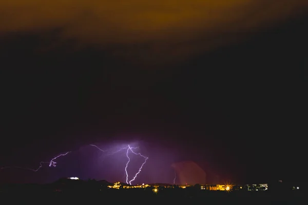 Raios Uma Tempestade Noturna Com Luz Nuvens — Fotografia de Stock