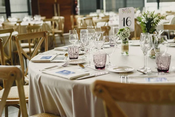 Tables Chaises Bois Disposées Décorées Dans Une Salle Mariage Hôtel — Photo