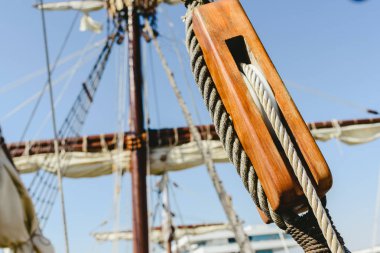 Yazın yelken açmak için eski bir yelkenli gemisinde donanım ve ipler..