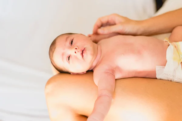 Newborn Naked Legs His Mother — Stock Photo, Image