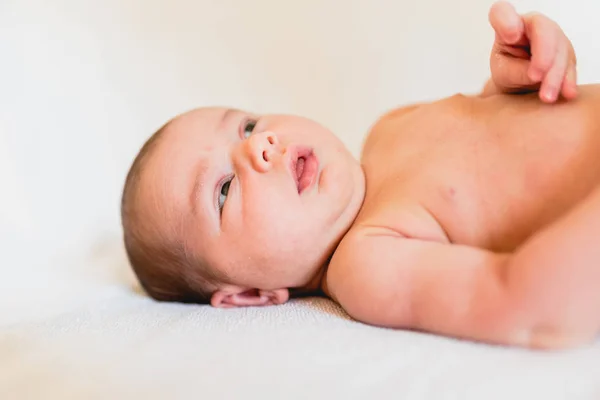 Retrato Bebê Recém Nascido Menina Sente Seguro Acordado Para Uma — Fotografia de Stock