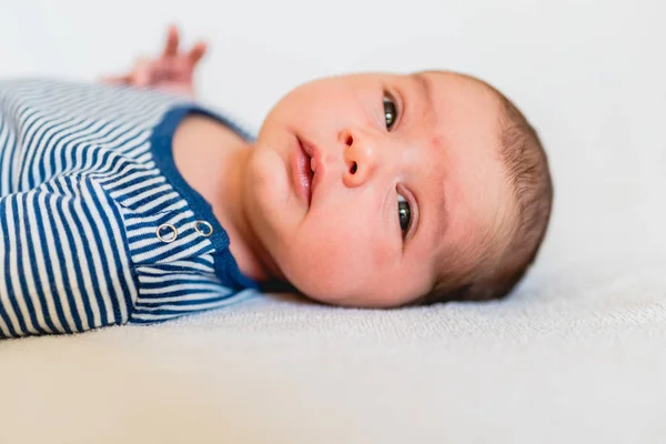 Retrato Bebê Recém Nascido Menina Sente Seguro Acordado Para Uma — Fotografia de Stock