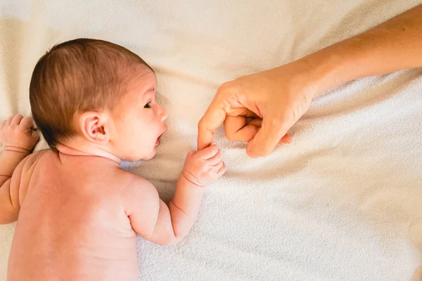 Newborn Baby Holding His Mother Hands Tenderly — Stock Photo, Image
