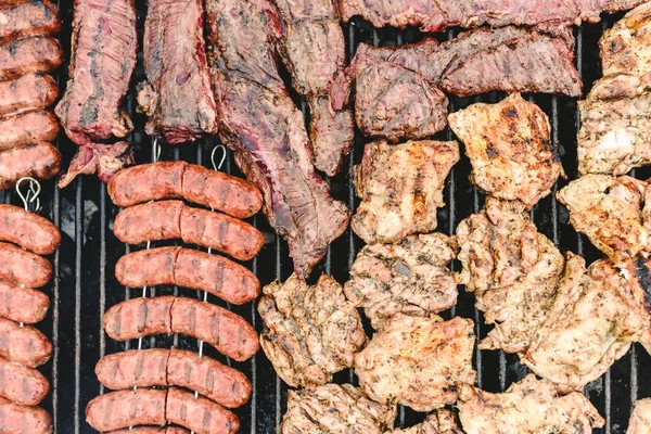 Korv Fläsk Och Kyckling Grillas Grill Sett Från Ovan — Stockfoto