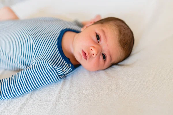 Portrait Pretty Newborn Girl Lying Her Bed Looking Camera — Stock Photo, Image