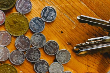 Evin anahtarları terkedilmiş İspanyol sikke yığını üzerinde