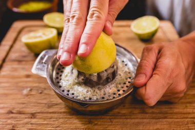 El sıkma limon suyu.