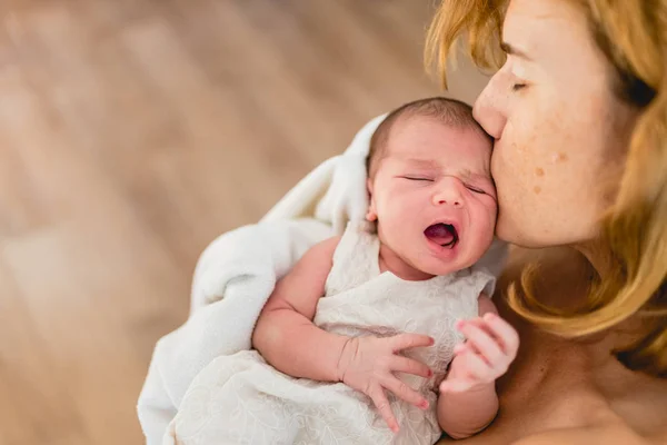 Mother Kissing Her Newborn Daughter Breastfeeding — Stock Photo, Image
