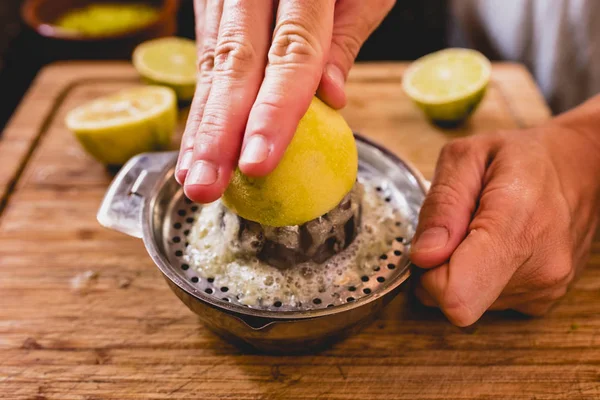 El sıkma limon suyu.