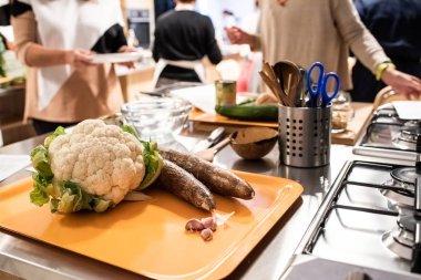 Valencia, İspanya - 9 Kasım 2018: Kadınlar bir vegan yemek sırasında